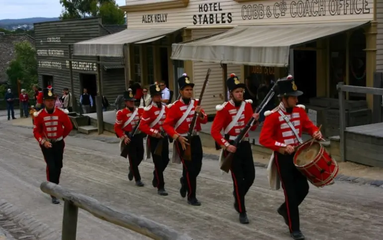 british-soldiers-march-in-sovereign-hill